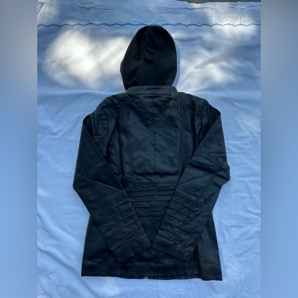 Sleek Black Leather Jacket with Hood and Zipper - Picture 4 of 10